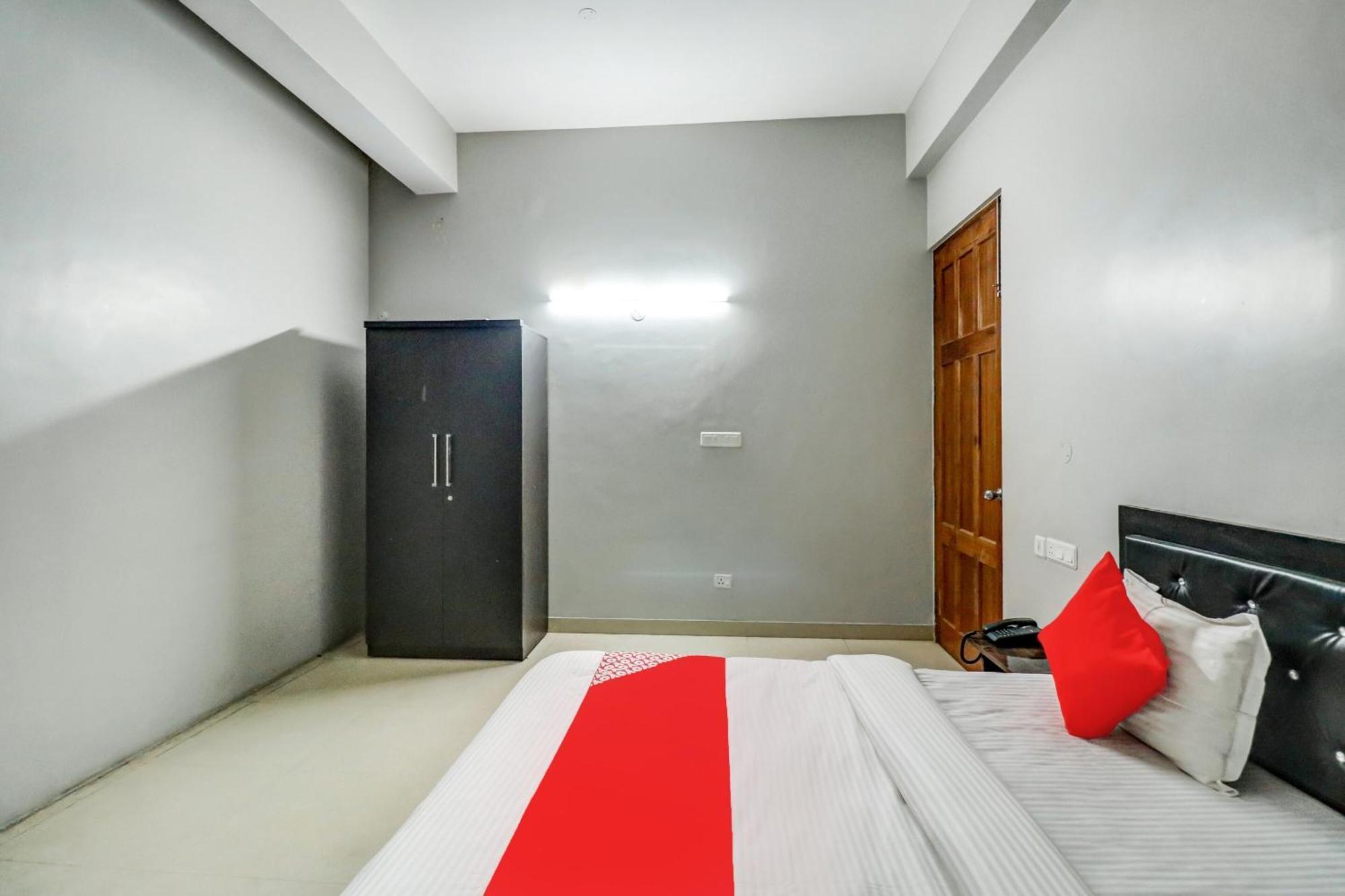 Hotel O Tokyo Chinhat Екстер'єр фото